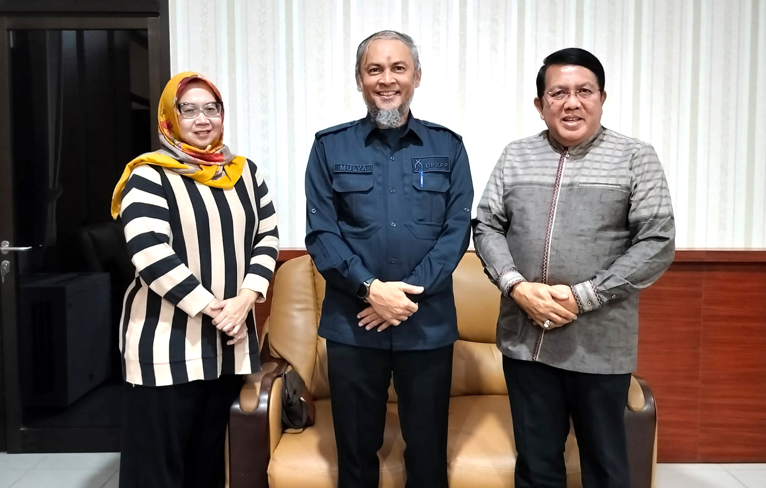 Meninjau Bazar UMKM Binaan APINDO Kabupaten Bogor, Berfoto bersama Kepala Dinas DPKPP Kabupaten Bogor dan pengusaha UMKM